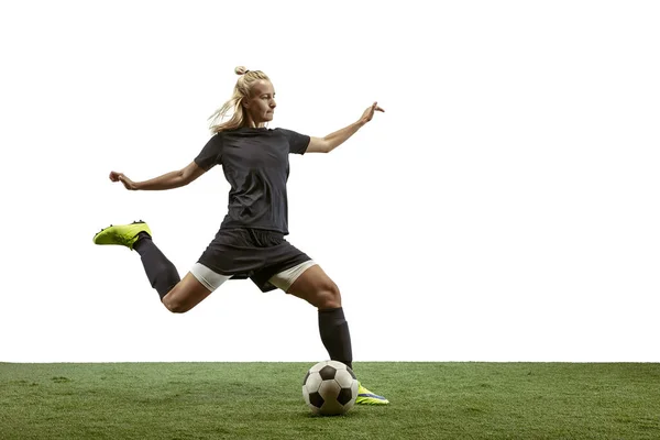 Jogadora de futebol feminino chutando bola no estádio — Fotografia de Stock