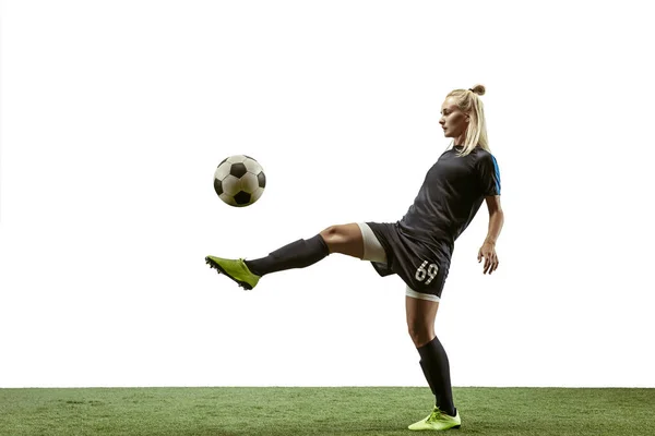 Жінка-футболістка штовхає м'яч на стадіоні — стокове фото