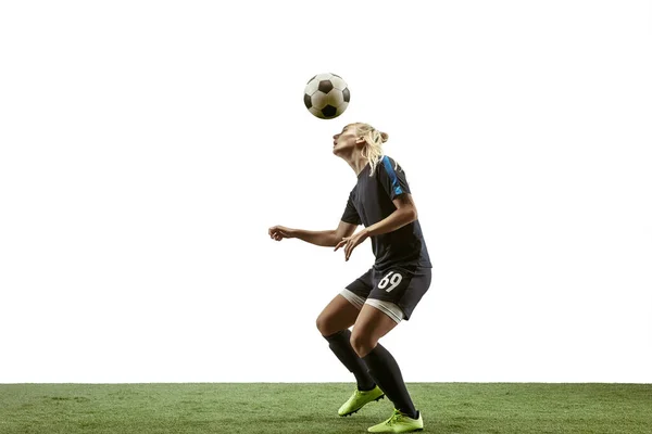 Jugadora de fútbol femenina pateando pelota en el estadio — Foto de Stock