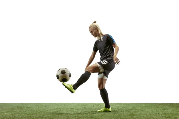 Jugadora de fútbol femenina pateando pelota en el estadio — Foto de Stock