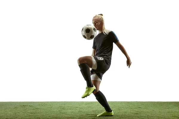 Female soccer player kicking ball at the stadium — Stock Photo, Image