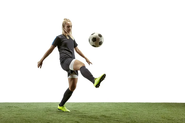 Jogadora de futebol feminino chutando bola no estádio — Fotografia de Stock