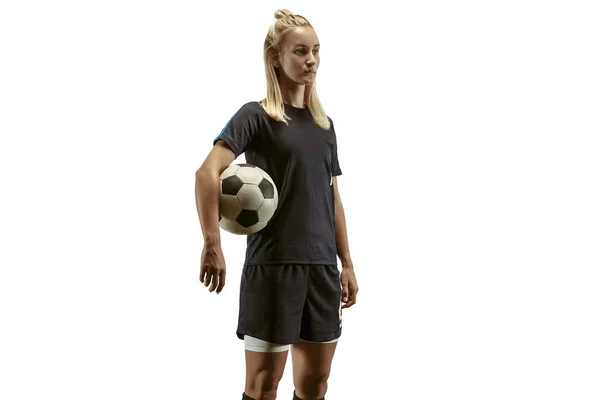 Jugadora de fútbol femenina practicando y entrenando en el estadio —  Fotos de Stock