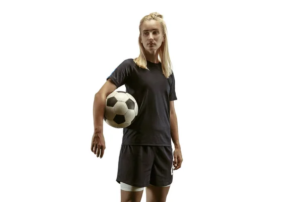 Жінка-футболістка практикує і тренується на стадіоні — стокове фото