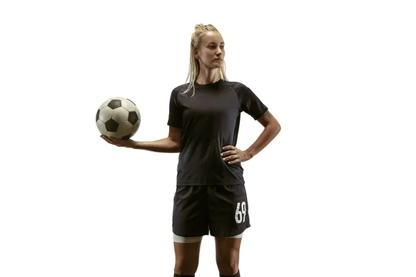Жінка-футболістка практикує і тренується на стадіоні — стокове фото