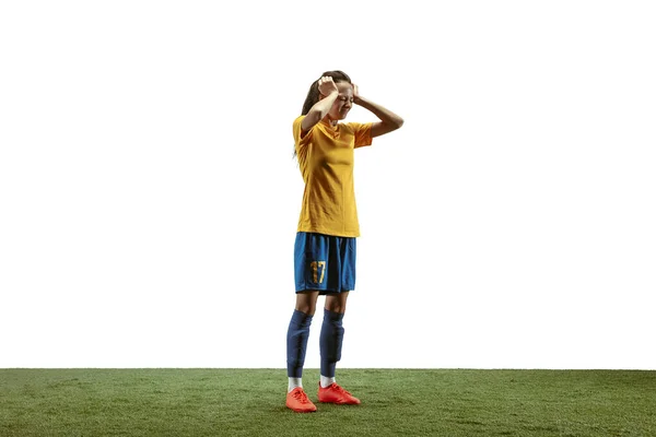 Jugadora de fútbol femenina practicando y entrenando en el estadio —  Fotos de Stock