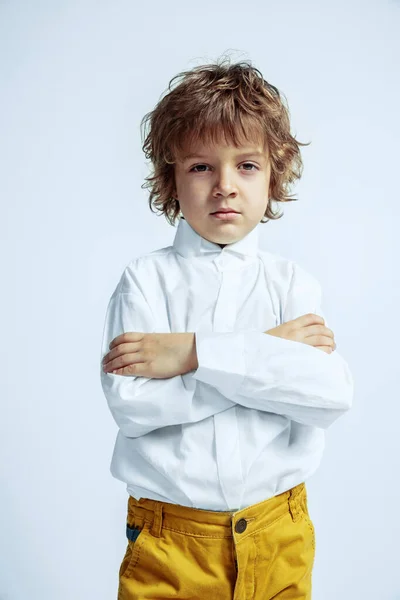 Rapaz bonito em roupas casuais no fundo do estúdio branco — Fotografia de Stock