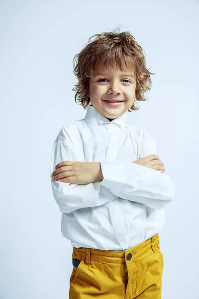 Csinos fiatal fiú alkalmi ruhák fehér stúdió háttér — Stock Fotó