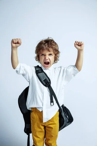 Mooie jonge jongen in casual kleding op witte studio achtergrond — Stockfoto