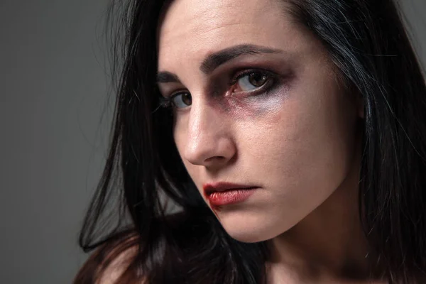 Mulher com medo de abuso doméstico e violência, conceito de direitos femininos — Fotografia de Stock