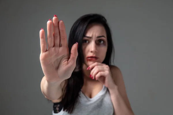 Mujer con miedo al abuso doméstico y a la violencia, concepto de derechos de la mujer —  Fotos de Stock
