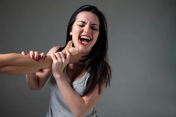 Mujer sometida a abuso y violencia doméstica, concepto de derechos de la mujer — Foto de Stock