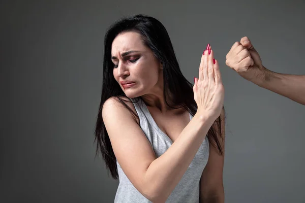 Женщины подвергаются домашнему насилию и насилию, концепция прав женщин — стоковое фото