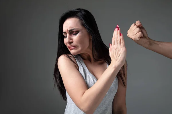 Mujer sometida a abuso y violencia doméstica, concepto de derechos de la mujer — Foto de Stock