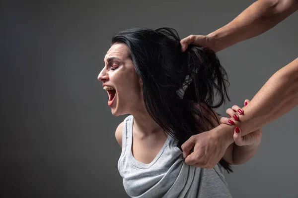 Frauen, die häuslicher Gewalt und Gewalt ausgesetzt sind, Konzept der Frauenrechte — Stockfoto