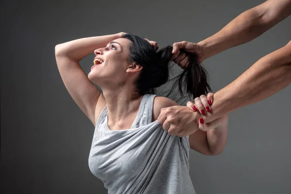 Mujer sometida a abuso y violencia doméstica, concepto de derechos de la mujer —  Fotos de Stock