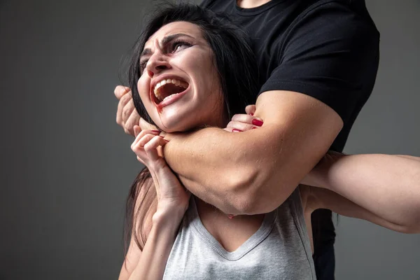 Frauen, die häuslicher Gewalt und Gewalt ausgesetzt sind, Konzept der Frauenrechte — Stockfoto