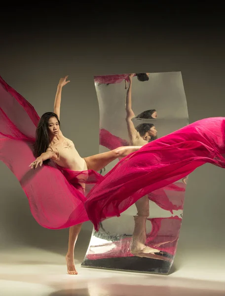 Jovem e elegante moderno bailarino de balé no fundo marrom — Fotografia de Stock