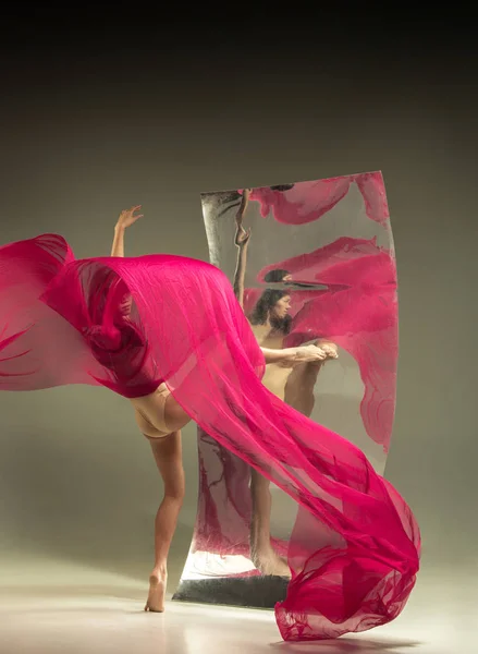 Jeune et élégant danseur de ballet moderne sur fond brun — Photo