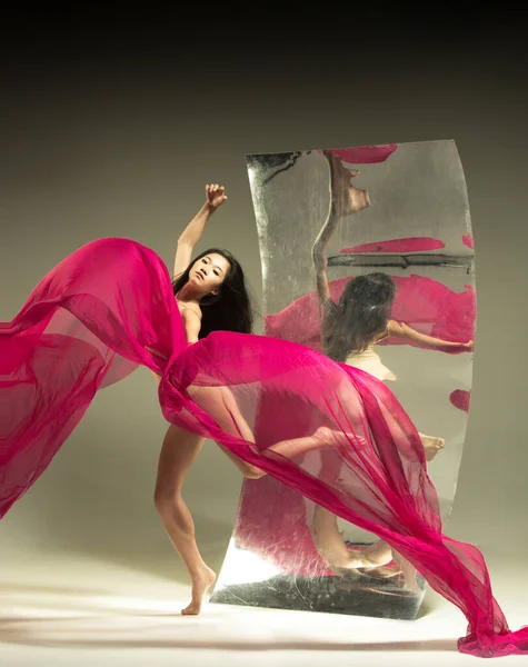 Joven y elegante bailarina de ballet moderno sobre fondo marrón — Foto de Stock