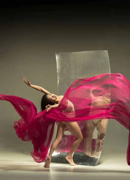 Jeune et élégant danseur de ballet moderne sur fond brun — Photo