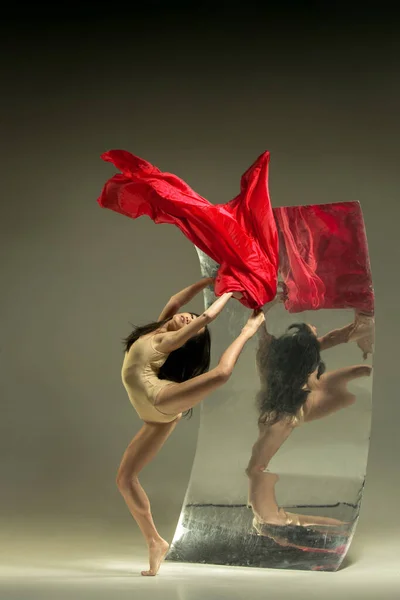 Jeune et élégant danseur de ballet moderne sur fond brun — Photo