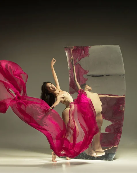 Kahverengi arka planda genç ve şık modern bale dansçısı — Stok fotoğraf