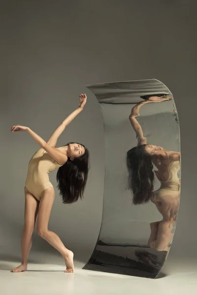 Jeune et élégant danseur de ballet moderne sur fond brun — Photo