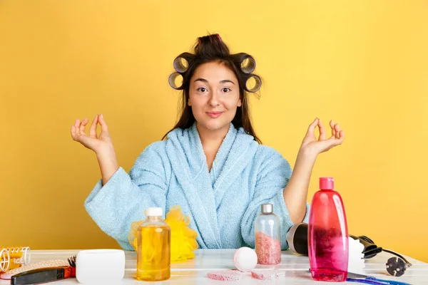 Ritratto di giovane donna caucasica nel suo giorno di bellezza e routine di cura della pelle — Foto Stock