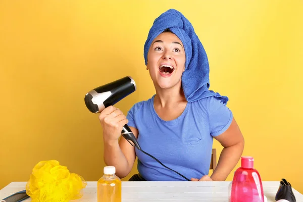 Portret van jonge blanke vrouw in haar schoonheid dag en huidverzorging routine — Stockfoto