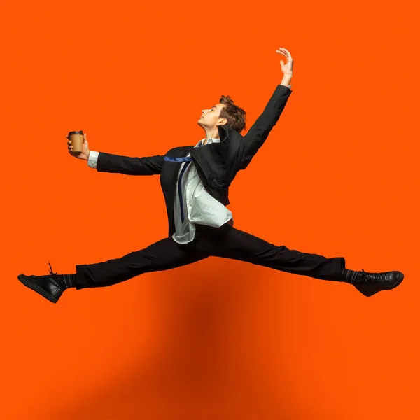 Hombre en ropa casual estilo oficina saltando aislado en el fondo del estudio — Foto de Stock