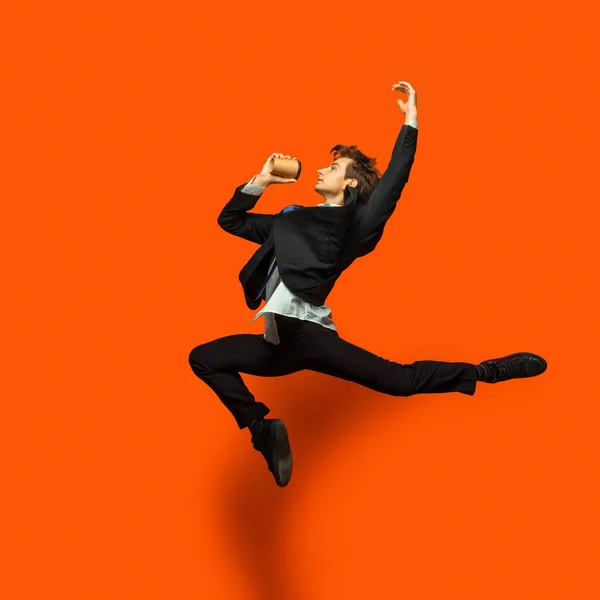 Hombre en ropa casual estilo oficina saltando aislado en el fondo del estudio —  Fotos de Stock