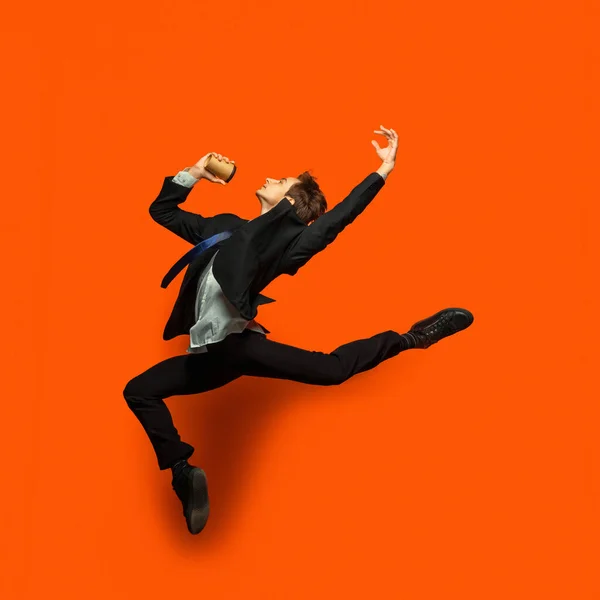 Чоловік у повсякденному офісному одязі, стрибає ізольовано на студійному фоні — стокове фото