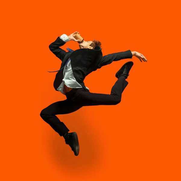 Man in casual kantoor stijl kleding springen geïsoleerd op studio achtergrond — Stockfoto