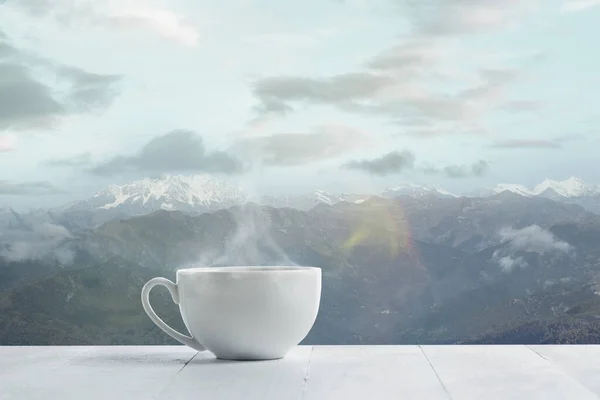 背景に山のシングルティーやコーヒーマグカップや風景 — ストック写真