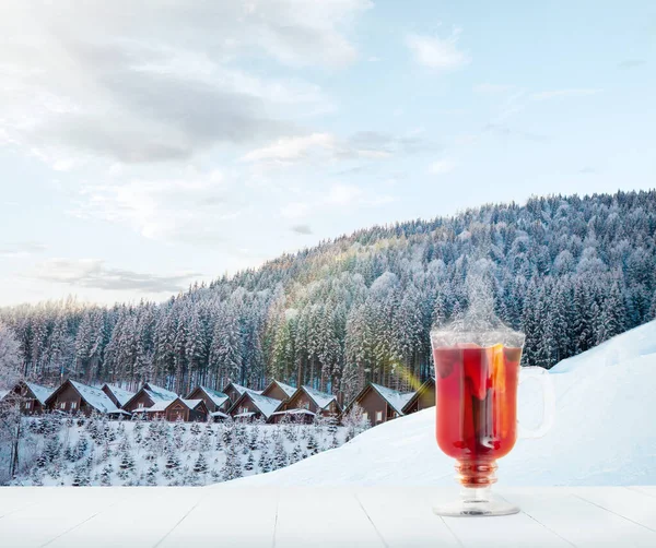 Mulled wine and landscape of mountains on background — Stock Photo, Image