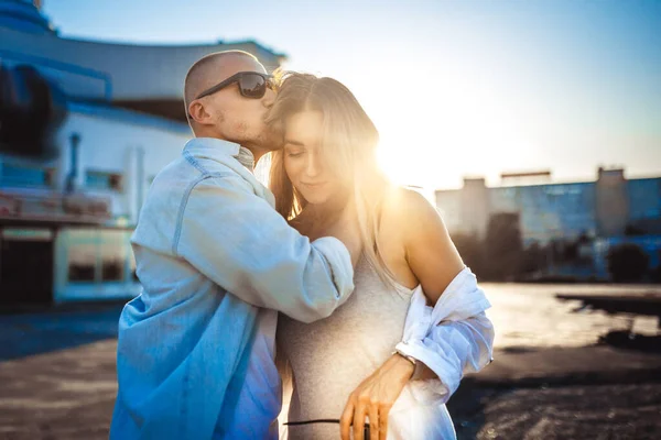 Casal caucasiano jovem bronzeado, lovestory moderno no efeito de grão de filme — Fotografia de Stock