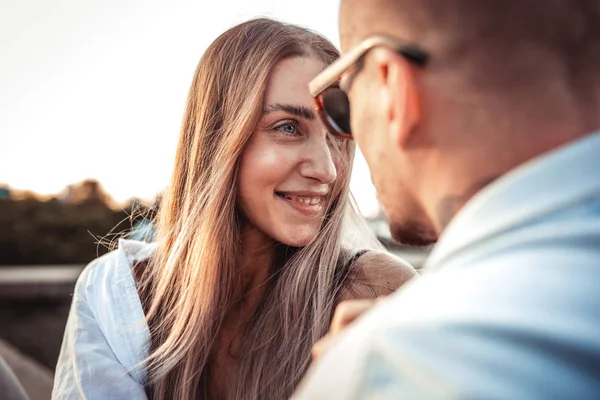 Cserzett fiatal kaukázusi pár, modern LoveStory a film gabona hatása — Stock Fotó