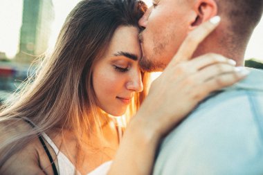 Tabaklanmış genç kafkas çift, film tahıl etkisi modern aşk hikayesi