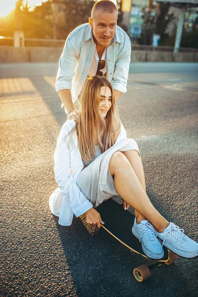 Casal caucasiano jovem bronzeado, lovestory moderno no efeito de grão de filme — Fotografia de Stock