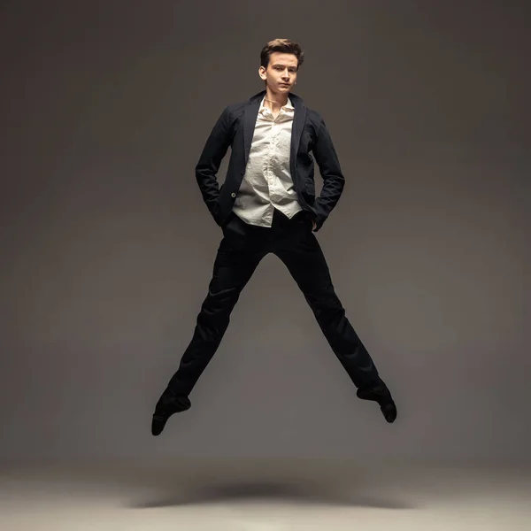 男でカジュアルオフィススタイル服ジャンプ孤立でスタジオ背景 — ストック写真