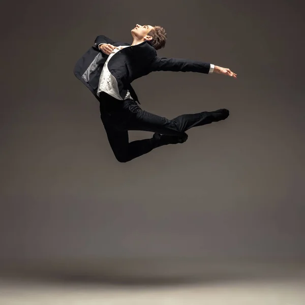 Hombre en ropa casual estilo oficina saltando aislado en el fondo del estudio — Foto de Stock