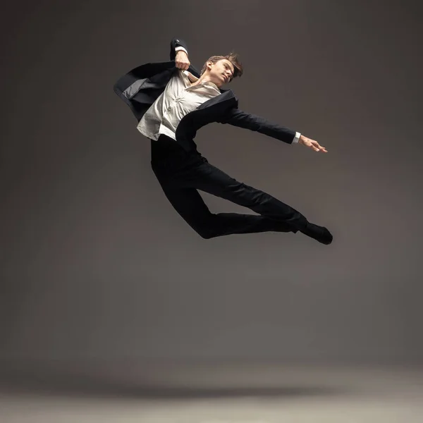 Uomo in stile ufficio casual vestiti saltando isolato su sfondo studio — Foto Stock