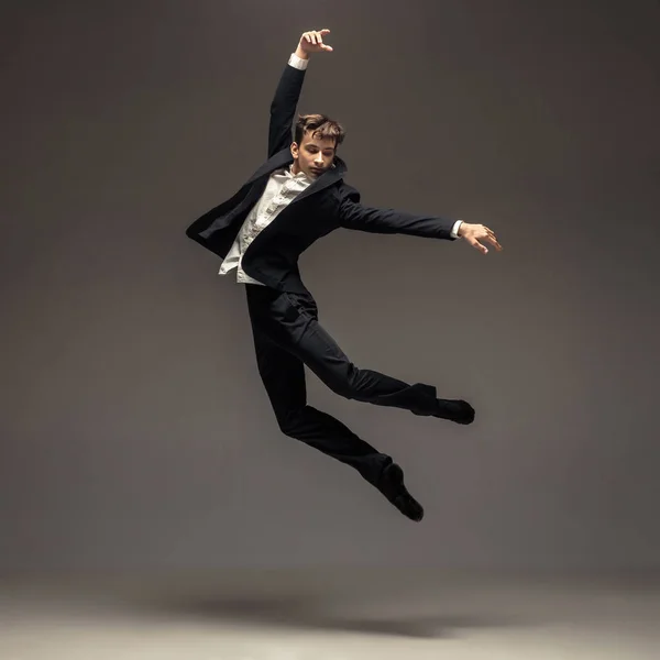 Hombre en ropa casual estilo oficina saltando aislado en el fondo del estudio — Foto de Stock