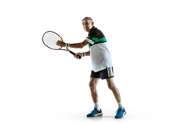 Senior άνθρωπος που παίζει τένις σε αθλητικά ρούχα απομονώνονται σε λευκό φόντο — Φωτογραφία Αρχείου