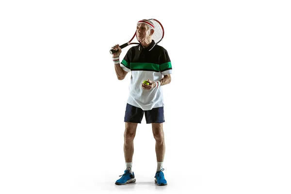 Starszy mężczyzna gra w tenisa w sporcie na białym tle — Zdjęcie stockowe
