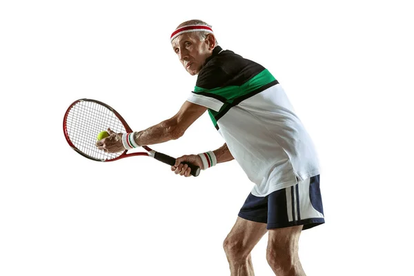 Homem sênior jogando tênis em sportwear isolado no fundo branco — Fotografia de Stock