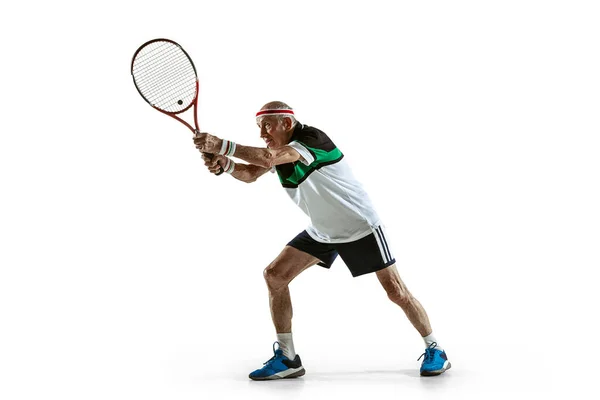 Hombre mayor jugando tenis en ropa deportiva aislado sobre fondo blanco — Foto de Stock