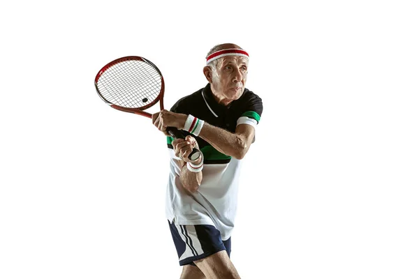 Старший мужчина играет в теннис в спортивной форме изолированы на белом фоне — стоковое фото