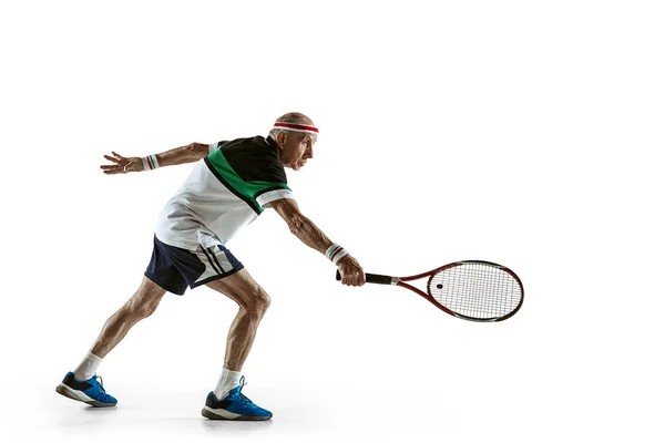 Homme âgé jouant au tennis en tenue de sport isolé sur fond blanc — Photo